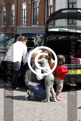 Amsterdam 15 juli 2011
Constanza Breukhoven en haar man Mohammed halen hun kinderen op bij moeder Connie Breukhoven en Shanna. Connie woont in huis op de pc hooftstraat
Peter Smulders bv