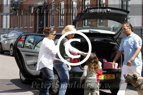 Amsterdam 15 juli 2011
Constanza Breukhoven en haar man Mohammed halen hun kinderen op bij moeder Connie Breukhoven en Shanna. Connie woont in huis op de pc hooftstraat
Peter Smulders bv