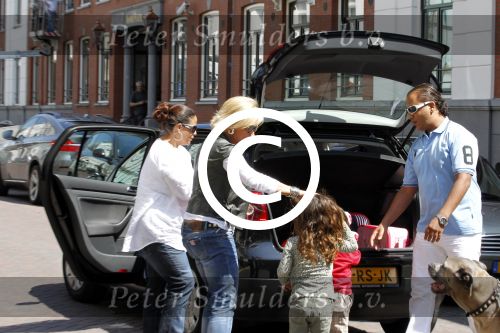 Amsterdam 15 juli 2011
Constanza Breukhoven en haar man Mohammed halen hun kinderen op bij moeder Connie Breukhoven en Shanna. Connie woont in huis op de pc hooftstraat
Peter Smulders bv