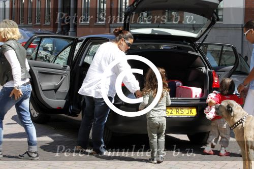 Amsterdam 15 juli 2011
Constanza Breukhoven en haar man Mohammed halen hun kinderen op bij moeder Connie Breukhoven en Shanna. Connie woont in huis op de pc hooftstraat
Peter Smulders bv