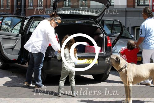 Amsterdam 15 juli 2011
Constanza Breukhoven en haar man Mohammed halen hun kinderen op bij moeder Connie Breukhoven en Shanna. Connie woont in huis op de pc hooftstraat
Peter Smulders bv