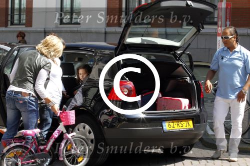 Amsterdam 15 juli 2011
Constanza Breukhoven en haar man Mohammed halen hun kinderen op bij moeder Connie Breukhoven en Shanna. Connie woont in huis op de pc hooftstraat
Peter Smulders bv