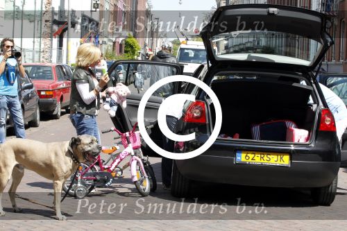 Amsterdam 15 juli 2011
Constanza Breukhoven en haar man Mohammed halen hun kinderen op bij moeder Connie Breukhoven en Shanna. Connie woont in huis op de pc hooftstraat
Peter Smulders bv