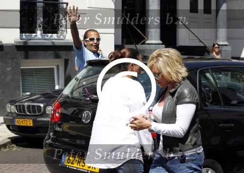 Amsterdam 15 juli 2011
Constanza Breukhoven en haar man Mohammed halen hun kinderen op bij moeder Connie Breukhoven en Shanna. Connie woont in huis op de pc hooftstraat
Peter Smulders bv