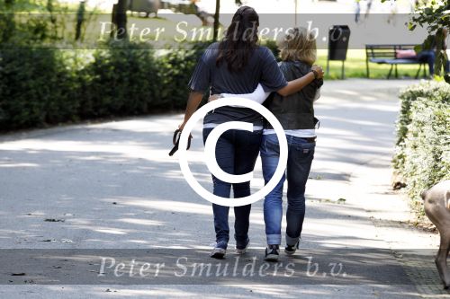 Amsterdam 15 juli 2011
Constanza Breukhoven en haar man Mohammed halen hun kinderen op bij moeder Connie Breukhoven en Shanna. Connie woont in huis op de pc hooftstraat
Peter Smulders bv