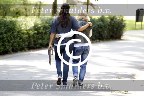 Amsterdam 15 juli 2011
Constanza Breukhoven en haar man Mohammed halen hun kinderen op bij moeder Connie Breukhoven en Shanna. Connie woont in huis op de pc hooftstraat
Peter Smulders bv