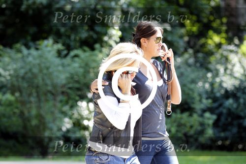 Amsterdam 15 juli 2011
Constanza Breukhoven en haar man Mohammed halen hun kinderen op bij moeder Connie Breukhoven en Shanna. Connie woont in huis op de pc hooftstraat
Peter Smulders bv