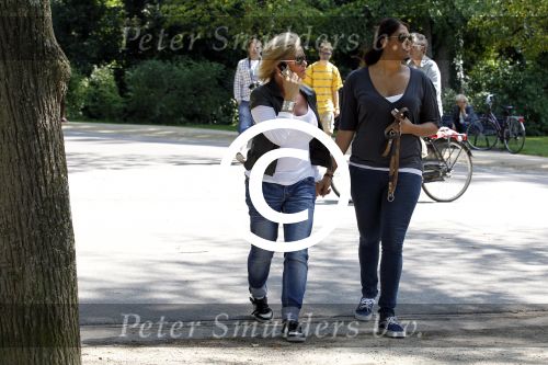 Amsterdam 15 juli 2011
Constanza Breukhoven en haar man Mohammed halen hun kinderen op bij moeder Connie Breukhoven en Shanna. Connie woont in huis op de pc hooftstraat
Peter Smulders bv