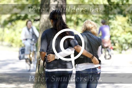 Amsterdam 15 juli 2011
Constanza Breukhoven en haar man Mohammed halen hun kinderen op bij moeder Connie Breukhoven en Shanna. Connie woont in huis op de pc hooftstraat
Peter Smulders bv