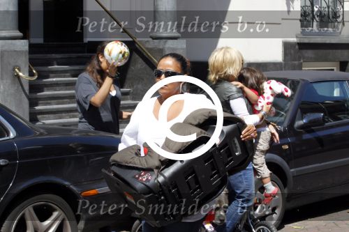 Amsterdam 15 juli 2011
Constanza Breukhoven en haar man Mohammed halen hun kinderen op bij moeder Connie Breukhoven en Shanna. Connie woont in huis op de pc hooftstraat
Peter Smulders bv
