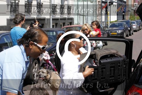 Amsterdam 15 juli 2011
Constanza Breukhoven en haar man Mohammed halen hun kinderen op bij moeder Connie Breukhoven en Shanna. Connie woont in huis op de pc hooftstraat
Peter Smulders bv
