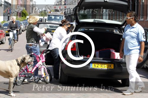 Amsterdam 15 juli 2011
Constanza Breukhoven en haar man Mohammed halen hun kinderen op bij moeder Connie Breukhoven en Shanna. Connie woont in huis op de pc hooftstraat
Peter Smulders bv