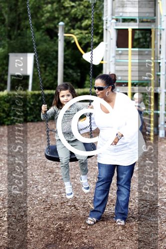 Brabant 15 juli 2011
Constanza Breukhoven en haar man Mohammed met kinderen Soraiya en Semmy in de speeltuin.
Peter Smulders bv