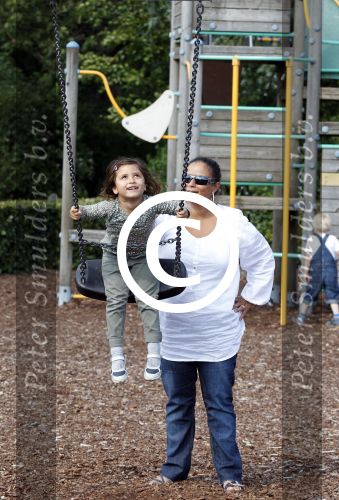 Brabant 15 juli 2011
Constanza Breukhoven en haar man Mohammed met kinderen Soraiya en Semmy in de speeltuin.
Peter Smulders bv