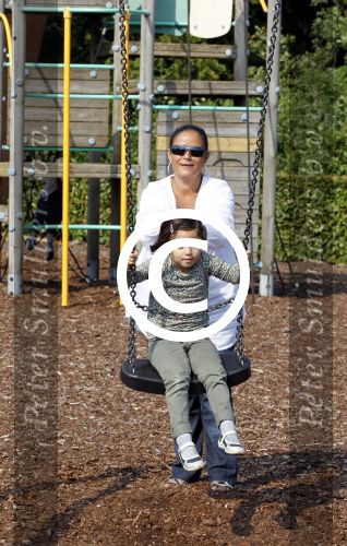 Brabant 15 juli 2011
Constanza Breukhoven en haar man Mohammed met kinderen Soraiya en Semmy in de speeltuin.
Peter Smulders bv