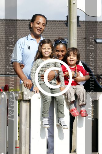 Brabant 15 juli 2011
Constanza Breukhoven en haar man Mohammed met kinderen Soraiya en Semmy in de speeltuin.
Peter Smulders bv