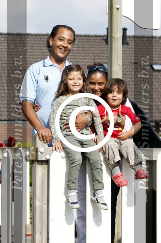 Brabant 15 juli 2011
Constanza Breukhoven en haar man Mohammed met kinderen Soraiya en Semmy in de speeltuin.
Peter Smulders bv