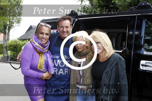 Aalsmeer 9 juli 2011
BBQ van Gerard Joling met fans bij hem thuis. Gerard met de diva\'s Patty Brard Patricia Paay en Tatjana
Peter Smulders bv