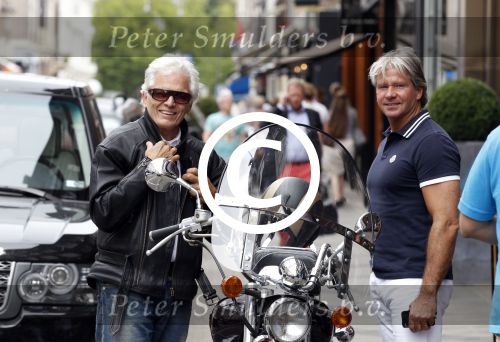 Amsterdam 12 juli 2011
Ben Cramer op zijn motor op de pc hooftstraat met Dries Roelvink.
Peter Smulders bv