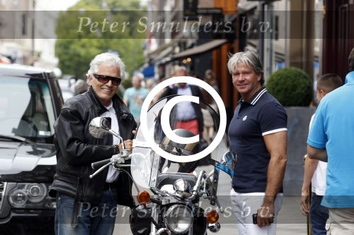 Amsterdam 12 juli 2011
Ben Cramer op zijn motor op de pc hooftstraat met Dries Roelvink.
Peter Smulders bv