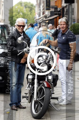 Amsterdam 12 juli 2011
Ben Cramer op zijn motor op de pc hooftstraat met Dries Roelvink.
Peter Smulders bv