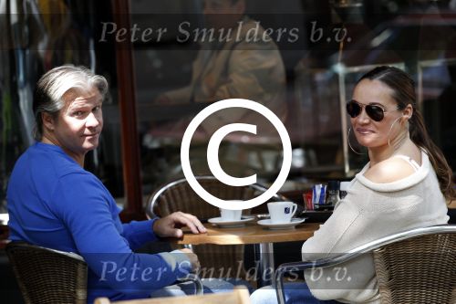 Amsterdam 23 juni 2011
Dries Roelvink met zijn vrouw Honoria op terras.
Peter Smulders bv