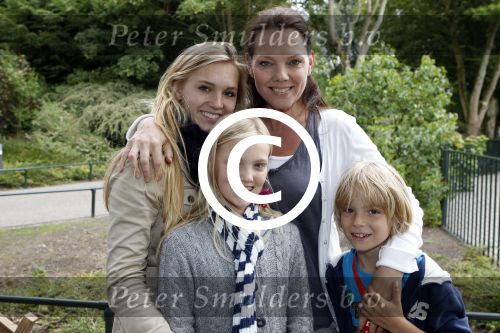 Biddinghuizen 22 juni 2011
Bn ers in Walibi flevohof. Esther Duller met kinderen
Peter Smulders bv