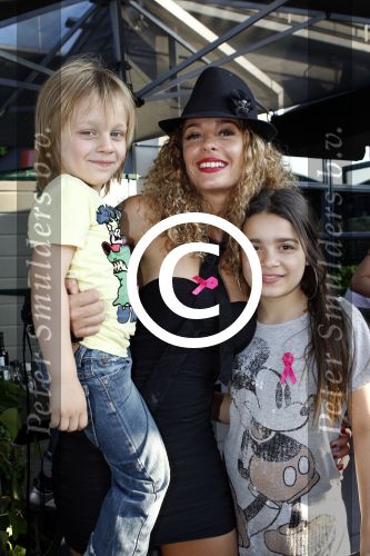 Amsterdam 26 juni 2011
Presentatie cd en 30e verjaardag van Fajah Lourens bij Special Sports. Fajah met haar zoon en dochter
Peter Smulders bv