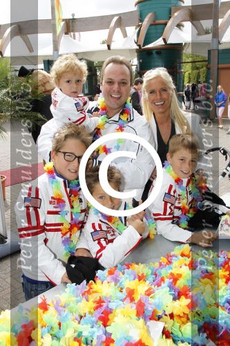 Harderwijk, 2 Juli 2011
Dolfinarium premiere Spetter en het magisch avontuur
Frans Bauer met zijn gezin
Foto Peter Smulders BV