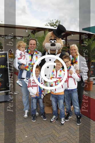 Harderwijk, 2 Juli 2011
Dolfinarium premiere Spetter en het magisch avontuur
Frans Bauer met zijn gezin
Foto Peter Smulders BV