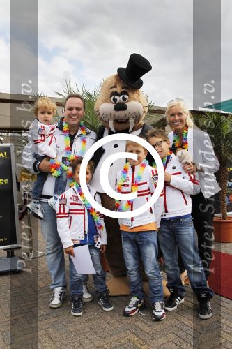 Harderwijk, 2 Juli 2011
Dolfinarium premiere Spetter en het magisch avontuur
Frans Bauer met zijn gezin
Foto Peter Smulders BV