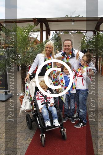 Harderwijk, 2 Juli 2011
Dolfinarium premiere Spetter en het magisch avontuur
Frans Bauer met zijn gezin
Foto Peter Smulders BV