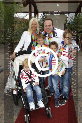 Harderwijk, 2 Juli 2011
Dolfinarium premiere Spetter en het magisch avontuur
Frans Bauer met zijn gezin
Foto Peter Smulders BV