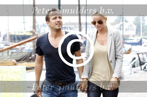 Volendam 28 juni 2011
Geert Hoes met zijn nieuwe vriendin Elze Mieke Tijl.
Peter Smulders bv