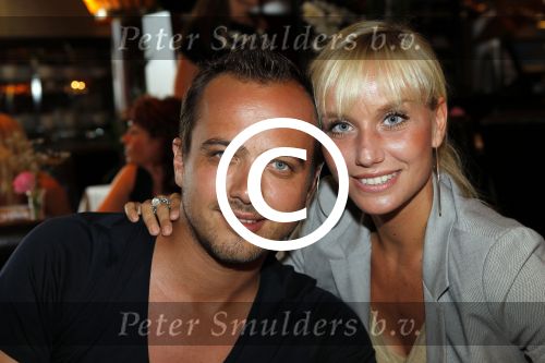 Volendam 28 juni 2011
Geert Hoes met zijn nieuwe vriendin Elze Mieke Tijl bij 100% nL awards
Peter Smulders bv