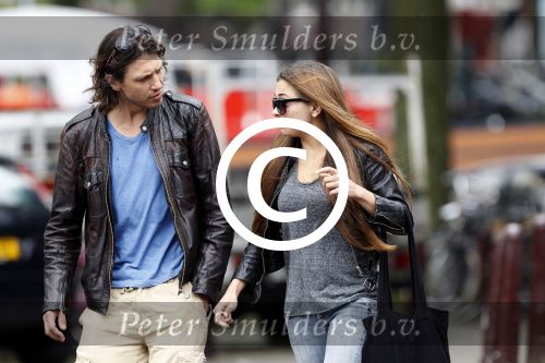 Amsterdam 30 juni 2011
Georgina Verbaan met vriend Rob v d Wouw op straat in Amsterdam.
Peter Smulders bv