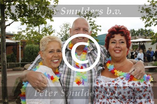 Harderwijk, 2 Juli 2011
Dolfinarium premiere Spetter en het magisch avontuur
Henk Bres met zijn vrouw een een vriendin
Foto Peter Smulders BV