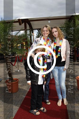 Harderwijk, 2 Juli 2011
Dolfinarium premiere Spetter en het magisch avontuur
Inge Diekman met haar kinderen
Foto Peter Smulders BV