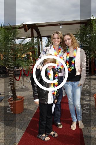 Harderwijk, 2 Juli 2011
Dolfinarium premiere Spetter en het magisch avontuur
Inge Diekman met haar kinderen
Foto Peter Smulders BV