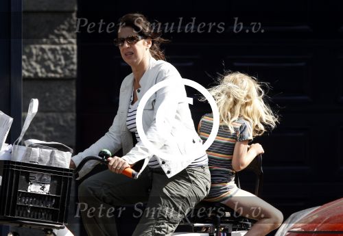 Amsterdam 29 juni 2011
Isa Hoes met dochter Vlinder op de fiets in Amsterdam.
Peter Smulders bv