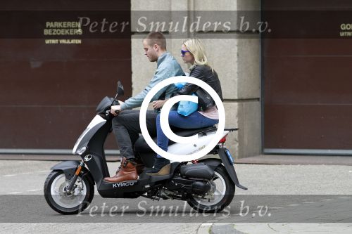 Amsterdam 17 juni 2011
Jim Bakkum met zijn vrouw Bettina Holwerda aan het winkelen en op de scooter.
Peter Smulders bv