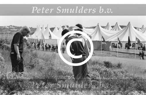 Noordwijk, 22 Juli 1993
Noordwijkse Golfclub Dutch Heineken Open 1993
John Daly slaat vanaf Hole 1 zwaar in de rough en vraagt aan zijn medespeler Olazabal en de referee een free drop, uiteraard werd dit geweigerd. 
Foto Peter Smulders BV