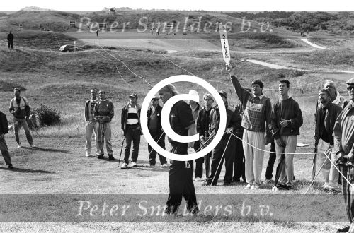 Noordwijk, 22 Juli 1993
Noordwijkse Golfclub Dutch Heineken Open 1993
John Daly slaat vanaf Hole 1 zwaar in de rough en vraagt aan zijn medespeler Olazabal en de referee een free drop, uiteraard werd dit geweigerd. 
Foto Peter Smulders BV