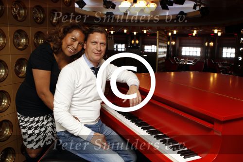 Rotterdam 16 juni 2011
Justine Pelmelay met haar nieuwe vriend Ronald van Driel op cruise schip ( boot) de SS rotterdam.
Peter Smulders bv