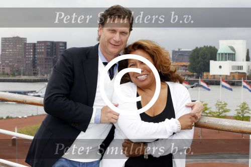 Rotterdam 16 juni 2011
Justine Pelmelay met haar nieuwe vriend Ronald van Driel op cruise schip ( boot) de SS rotterdam.
Peter Smulders bv