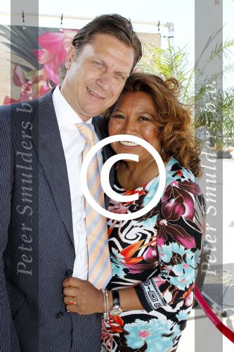 Scheveningen 20 juni 2011
Society lunch in Scheveningen. Justine Pelmelay met nieuwe vriend
Peter Smulders bv