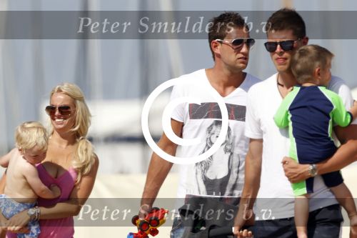 Noordwijk 27 juni 2011
Klaasjan Huntelaar zijn zwangere vrouw en zoon samen op het strand met Maarten Stekelenburg met zijn vrouw en zoon. Kim en Sem Stekelenburg
Peter Smulders bv