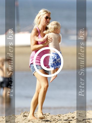 Noordwijk 27 juni 2011
Klaasjan Huntelaar zijn zwangere vrouw en zoon samen op het strand met Maarten Stekelenburg met zijn vrouw en zoon. Kim en Sem Stekelenburg
Peter Smulders bv
