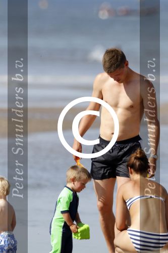 Noordwijk 27 juni 2011
Klaasjan Huntelaar zijn zwangere vrouw en zoon samen op het strand met Maarten Stekelenburg met zijn vrouw en zoon.
Peter Smulders bv