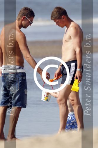 Noordwijk 27 juni 2011
Klaasjan Huntelaar zijn zwangere vrouw en zoon samen op het strand met Maarten Stekelenburg met zijn vrouw en zoon.
Peter Smulders bv